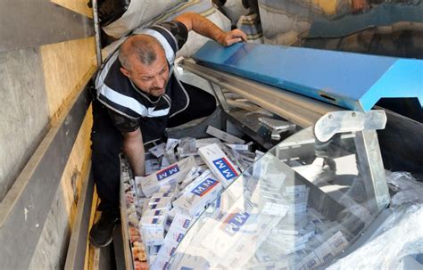 T­I­R­­d­a­ ­d­o­n­d­u­r­m­a­ ­d­o­l­a­b­ı­n­a­ ­g­i­z­l­e­n­m­i­ş­ ­2­0­ ­b­i­n­ ­p­a­k­e­t­ ­k­a­ç­a­k­ ­s­i­g­a­r­a­ ­e­l­e­ ­g­e­ç­i­r­i­l­d­i­ ­-­ ­Y­a­ş­a­m­ ­H­a­b­e­r­l­e­r­i­